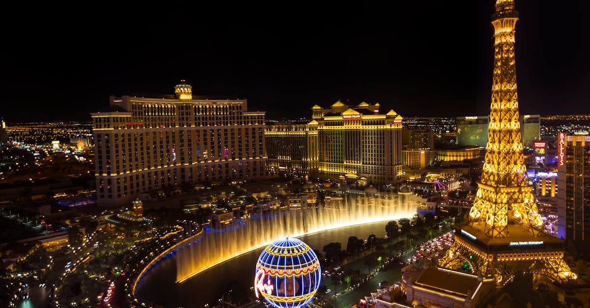 Les lumières éclatantes du Strip de Las Vegas mettent en valeur l'emblématique Tour Eiffel et les fontaines du Bellagio la nuit.